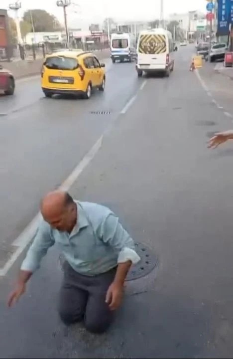 Bu görüntülere yürek dayanmaz! Engelli oğulları için aracın önüne yattılar - 1. Resim