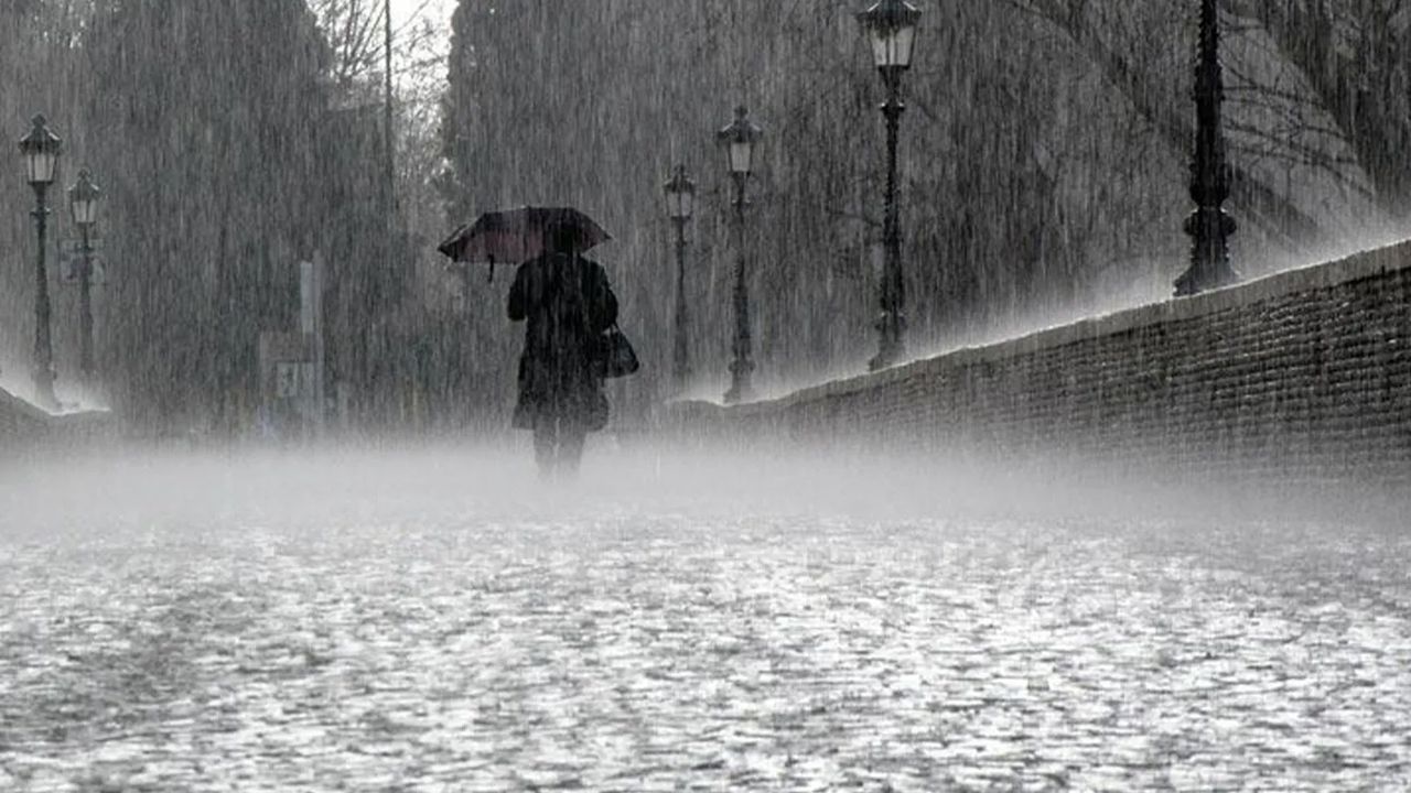 Hafta sonu plan yapanlar dikkat! İstanbul ve birçok ilde sağanak yağış alarmı: Megakent karanlığa bürünecek - 1. Resim