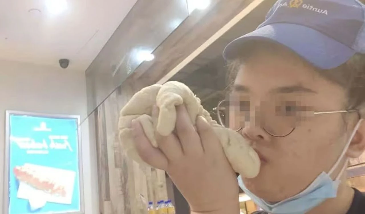 Pizza dükkanında çektiği fotoğrafları paylaştı! Sosyal medya ayağa kalktı - 1. Resim