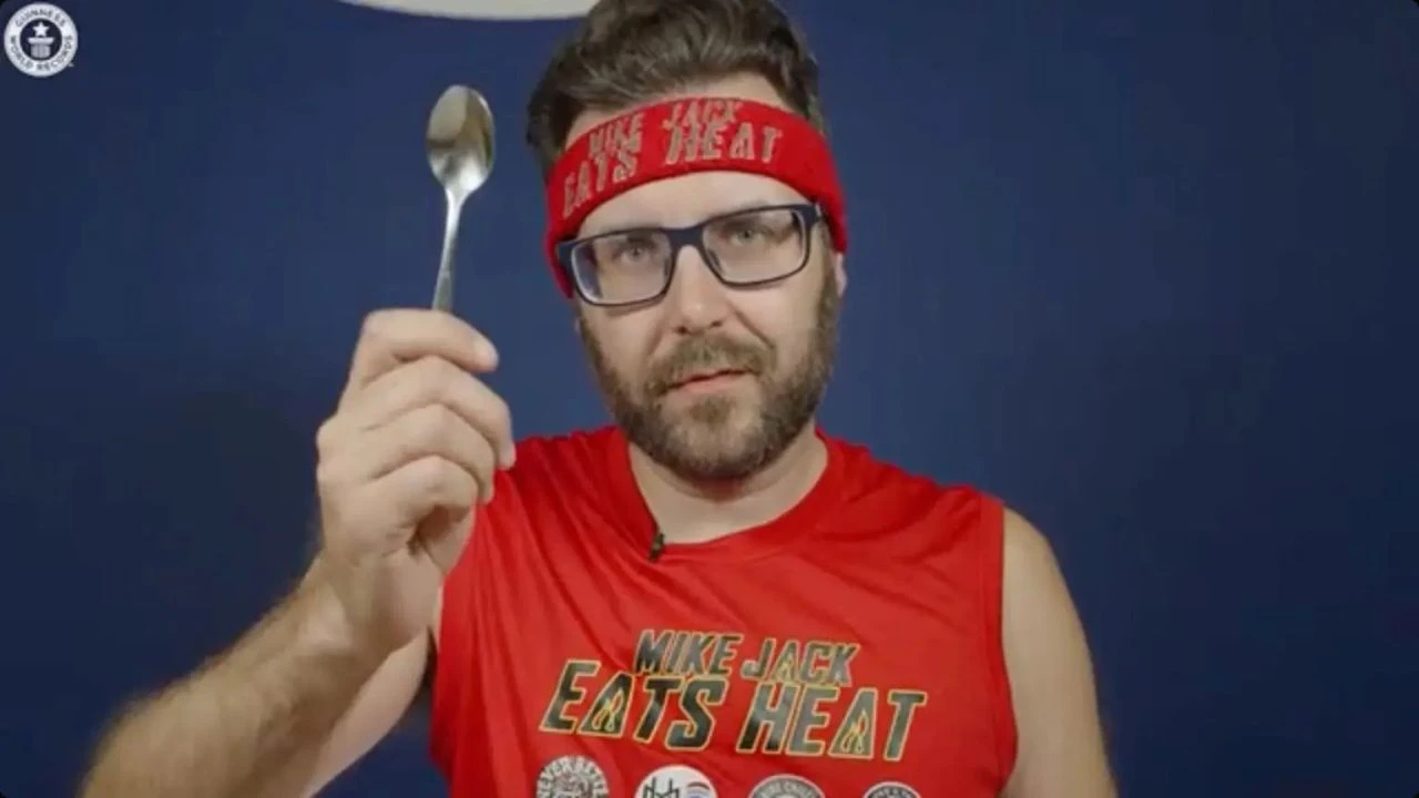 Sadece 3 dakikada 2 kilo acı sos yedi, eski rekorun tam 3 katı! Sonra olanlar ise herkesi şoke etti - 1. Resim