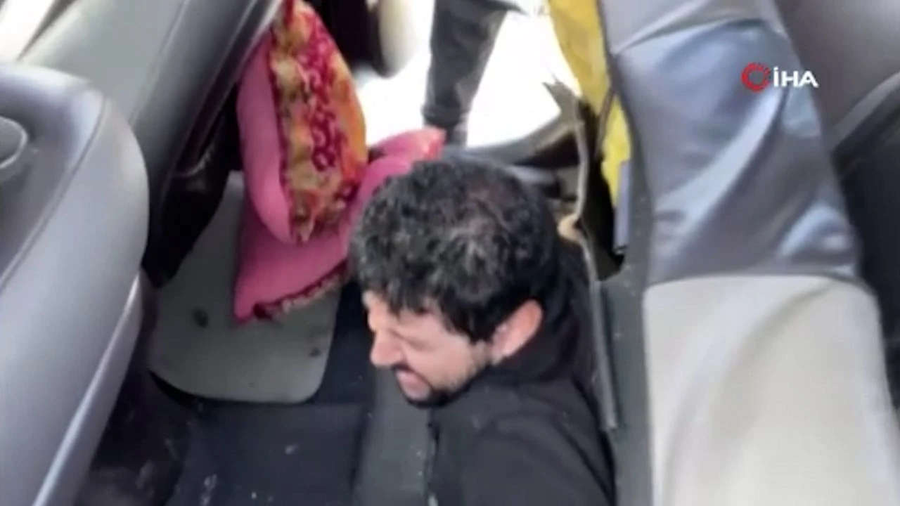 Şeytanın aklına gelmez! Aracın arka koltuğunun altından kaçak göçmen çıktı - 1. Resim