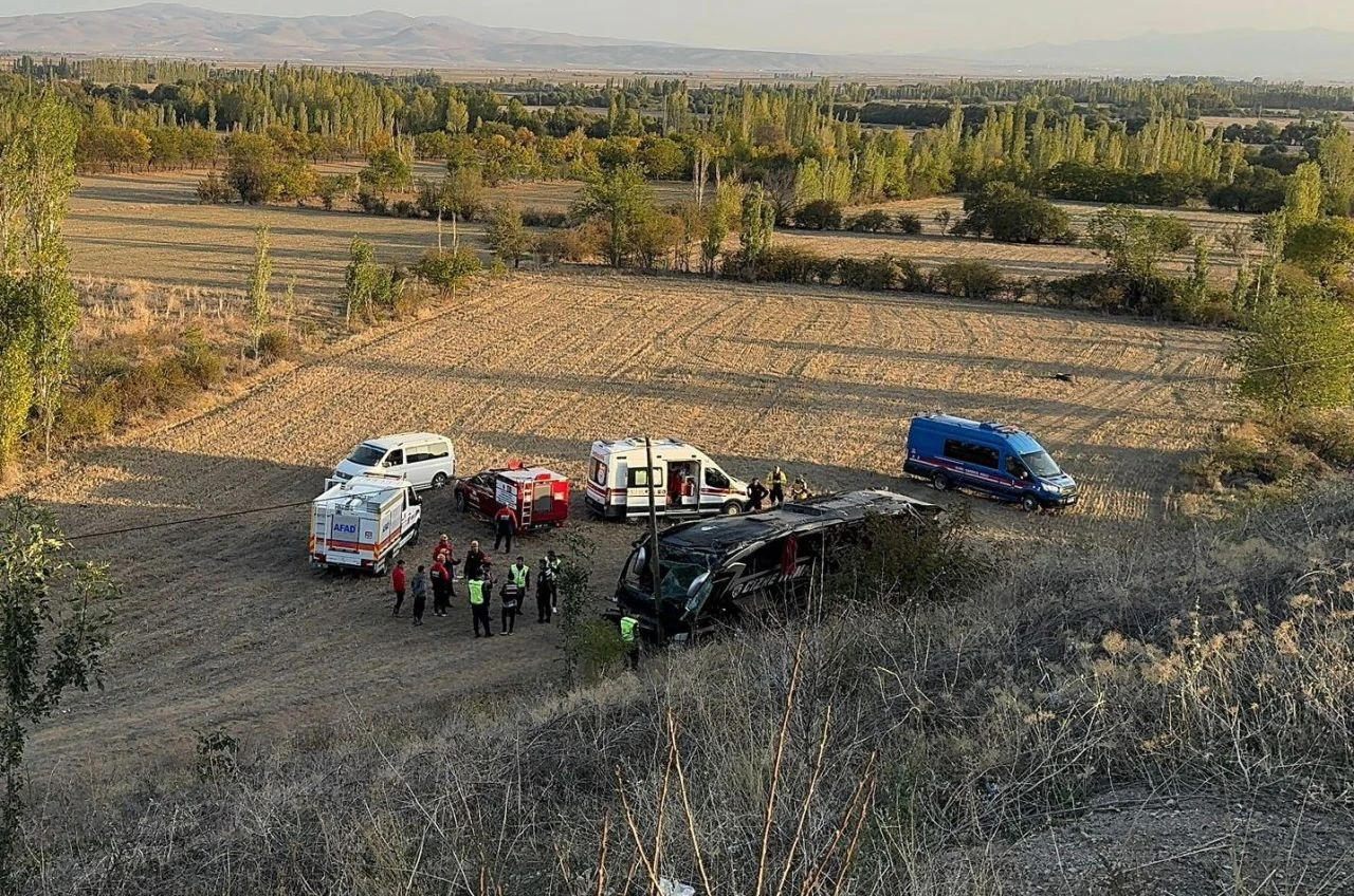 Afyonkarahisar'da yolcu otobüsü şarampole yuvarlandı: Çok sayıda yaralı var - 1. Resim