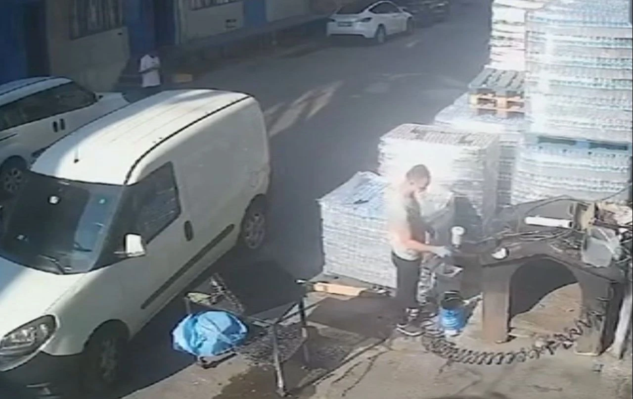 Az kalsın işçinin başına düşüyordu! Faciadan kurtulma anı kameraya yansıdı - 1. Resim