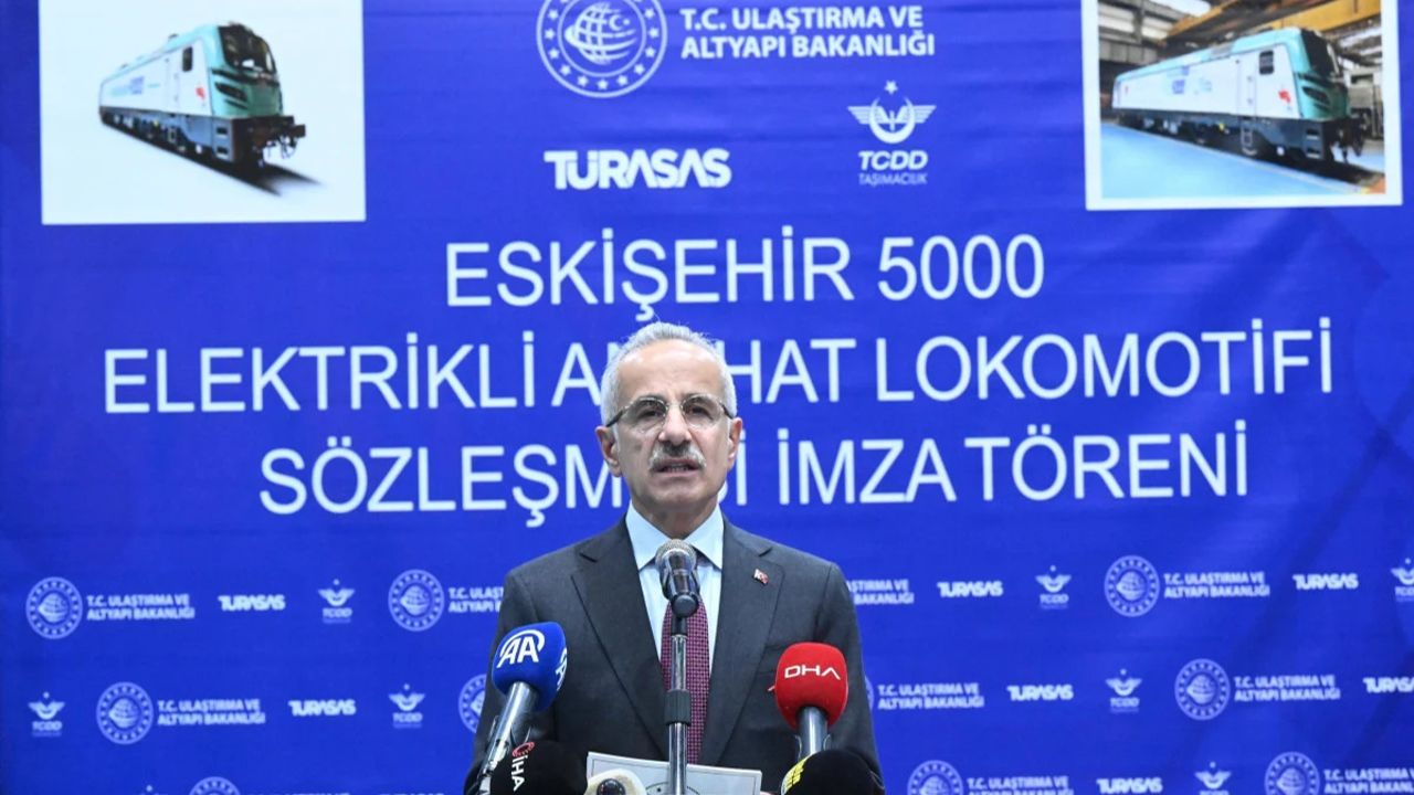 Bakan Uraloğlu müjdeyi verdi!  Eskişehir-5000 lokomotifi Eylül 2025&#039;te raylara inecek