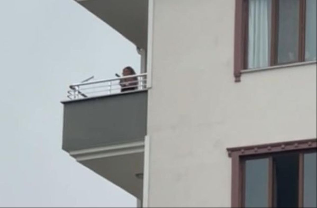 Balkon çıktı, önüne gelene silahla ateş etti!  - 1. Resim