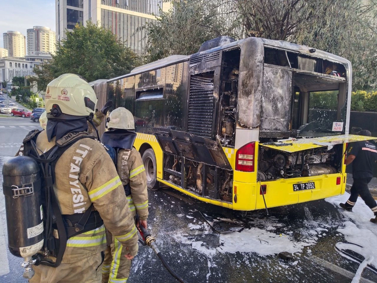 İETT otobüsünde korku dolu anlar: Şoför can havliyle yolcuları indirdi