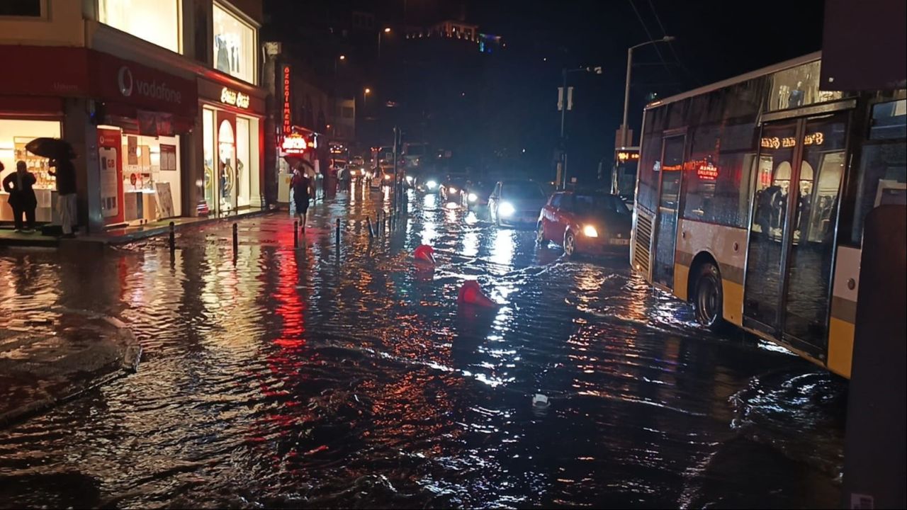 AFAD'dan yağış uyarısı geldi, bir anda bastırdı! İstanbul'da uçaklar iniş yapamıyor! Meteoroloji raporunu güncelledi - 4. Resim