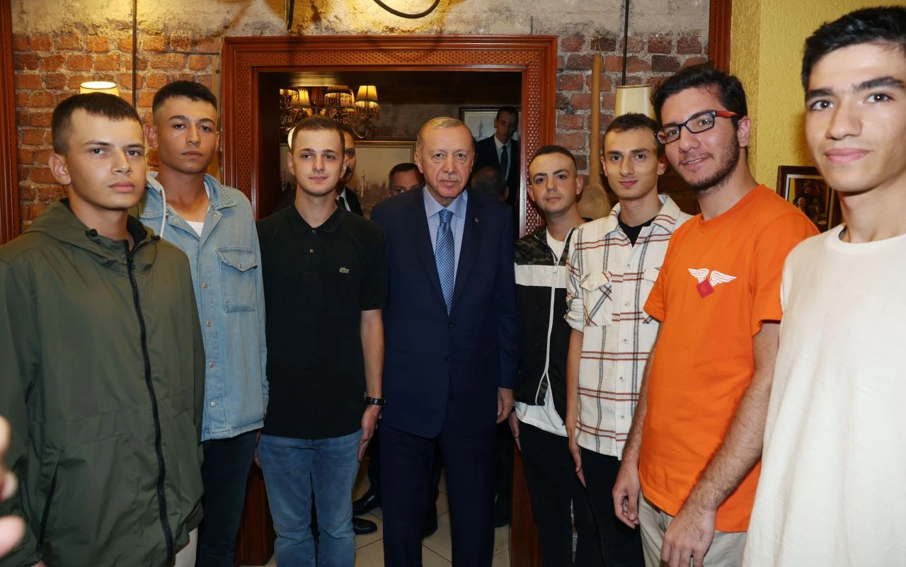 Cumhurbaşkanı Erdoğan çorbacıdaki vatandaşlarla sohbet etti! 