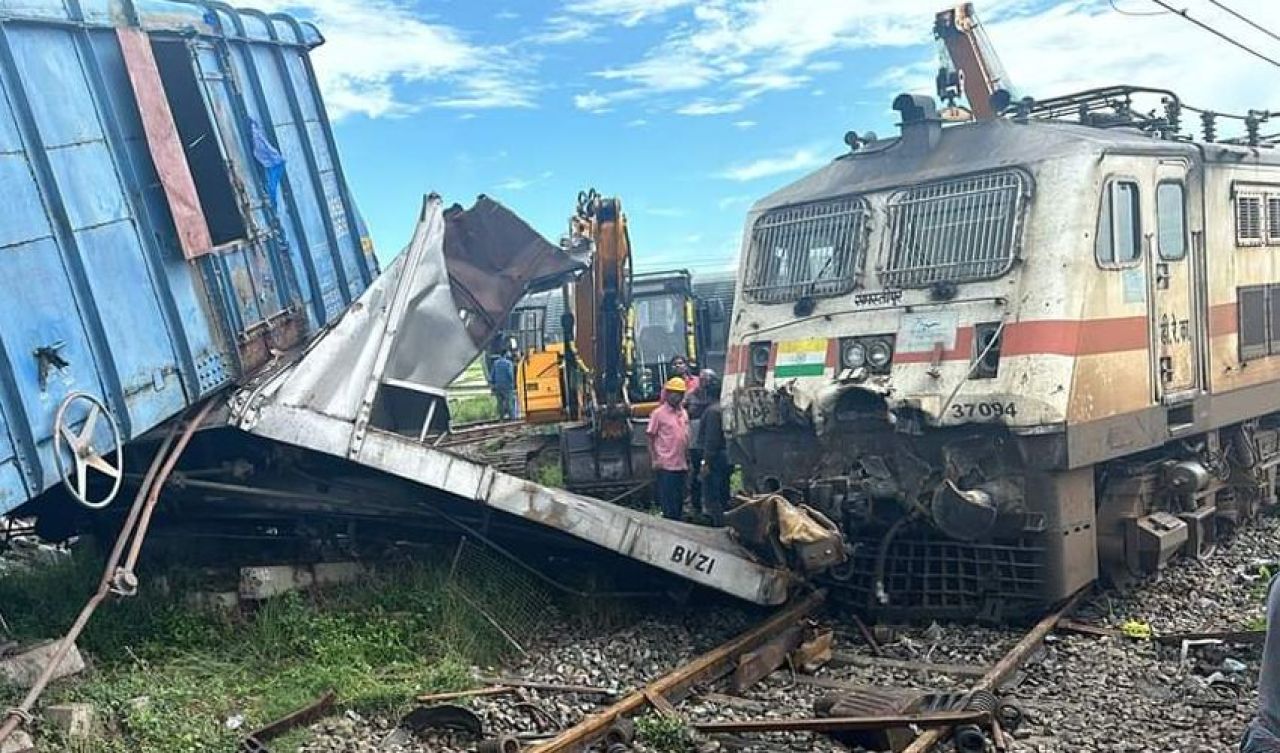 Hindistan'da tren faciası! Vagonlar havaya uçtu - 1. Resim