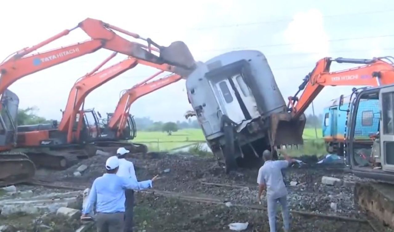 Hindistan'da tren faciası! Vagonlar havaya uçtu - 2. Resim