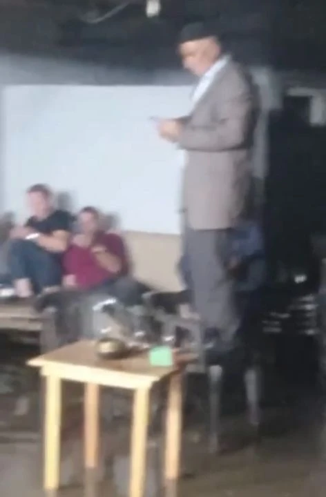 Kahvehaneyi su bastı yine de oyundan vazgeçmediler! İlginç anlar kaydedildi