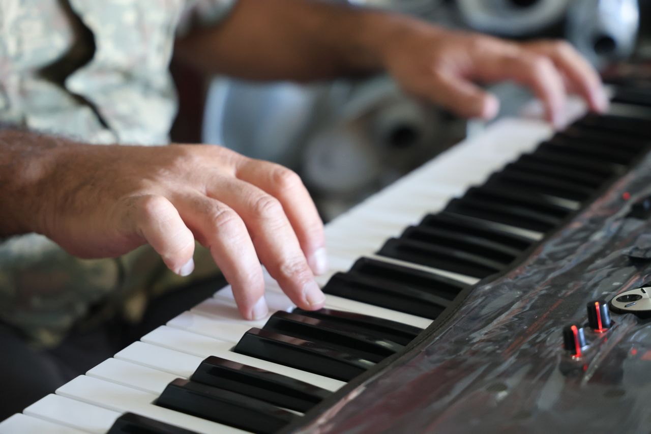 'Sanayinin Fazıl Say'ı'! Oto tamir ustası gündüz iş akşam müzik yapıyor - 1. Resim