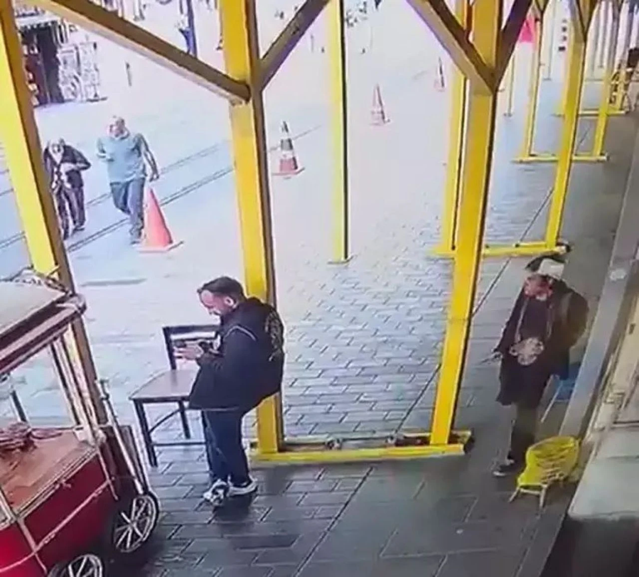 Son dakika | İstiklal Caddesi’nde polise bıçaklı saldırı: Caddede beklerken arkasından geldi