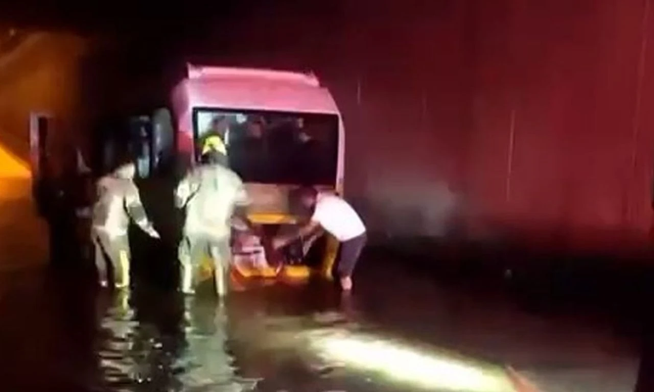 Bursa'da sağanak hayatı felç etti: Tarihi çarşının içi şelaleye döndü