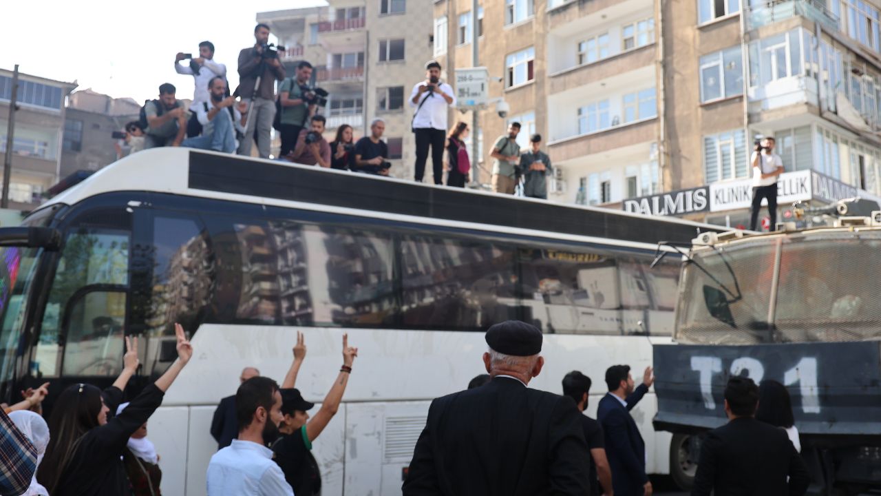 Diyarbakır Valiliği DEM Partililerin Öcalan sloganları sonrası harekete geçti