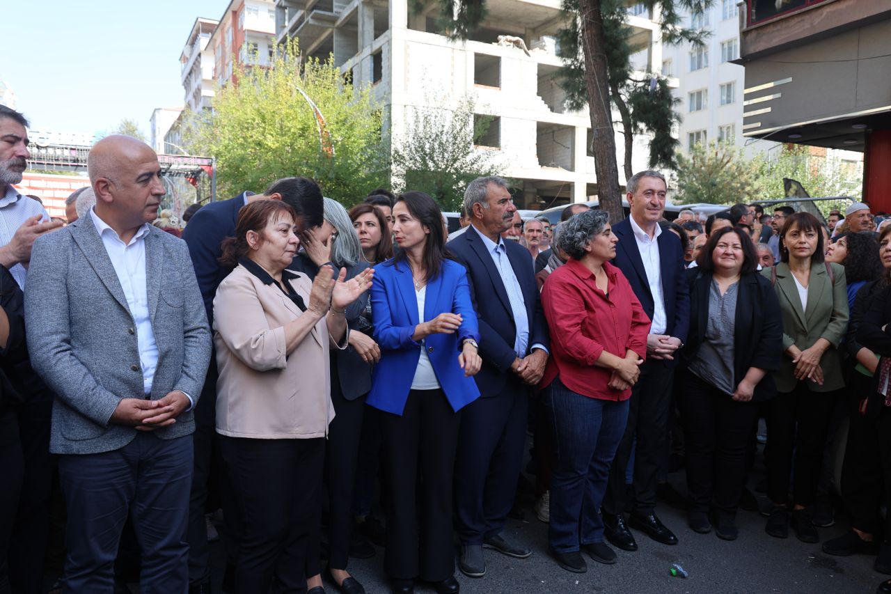 Diyarbakır Valiliği DEM Partililerin Öcalan sloganları sonrası harekete geçti - 1. Resim