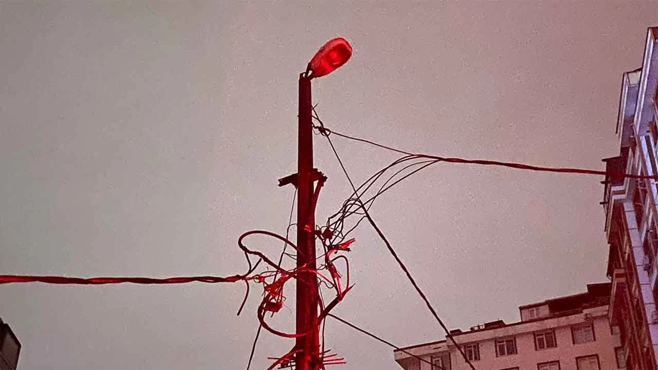 Eyüpsultan'da korku dolu anlar! Elektrik direği havai fişek gibi patladı - 1. Resim