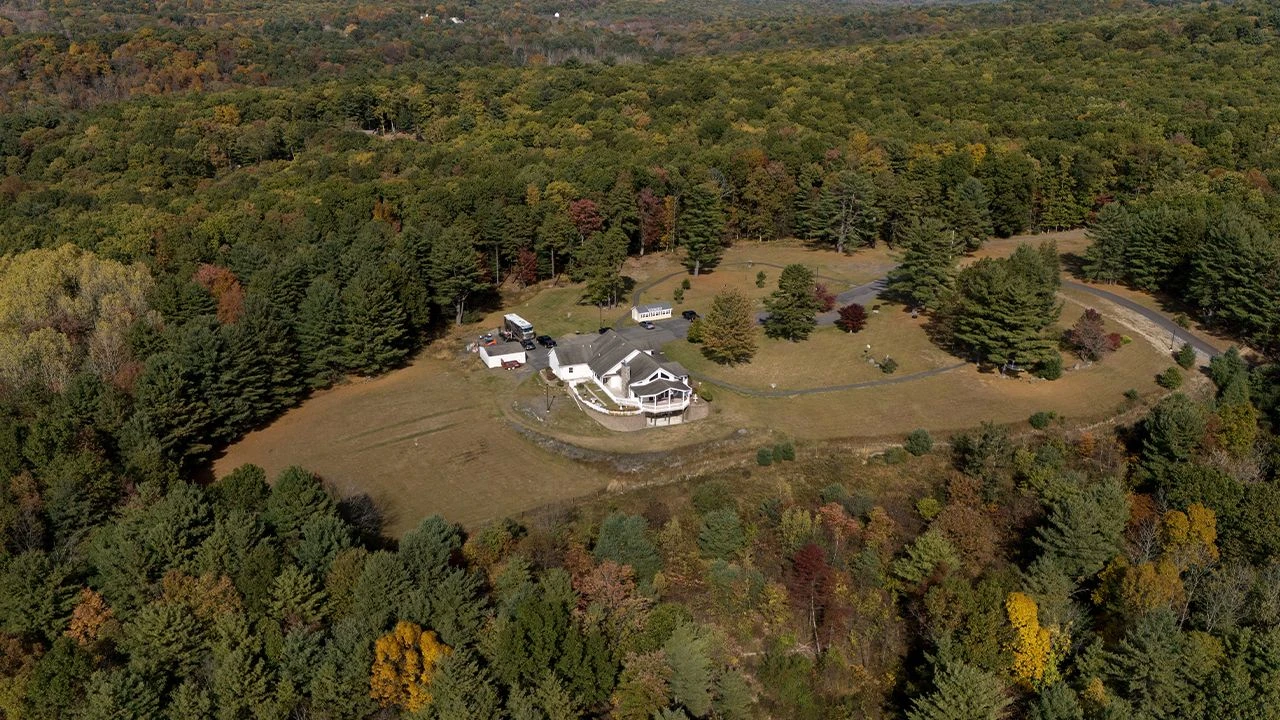 Fethullah Gülen'in son hali ortaya çıktı! FETÖ elebaşı yeni malikanesinden çıkarken görüntülendi