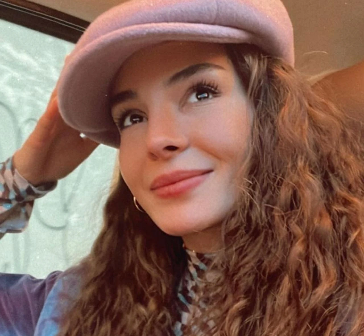 Gizli Bahçe dizisinde Nazlı karakterini Ebru Şahin oynuyor