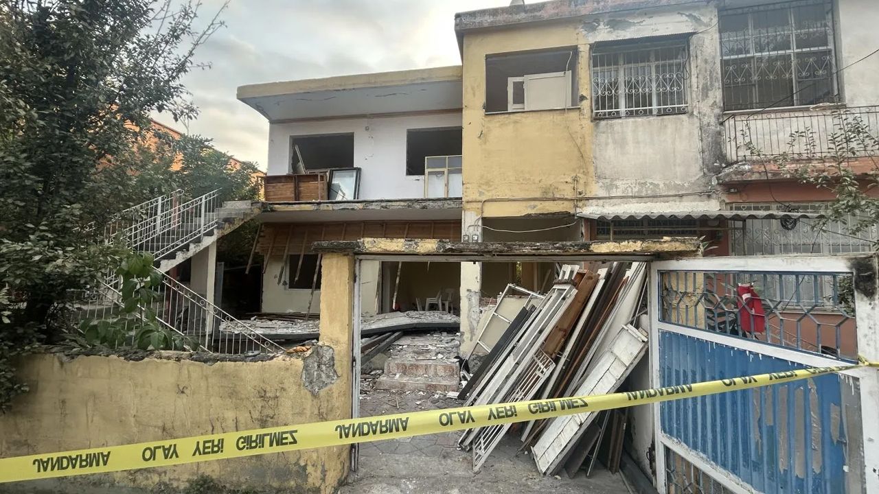 Hatay&#039;da deprem hasarlı evin balkonu çöktü! Baba ve oğlu hayatını kaybetti 