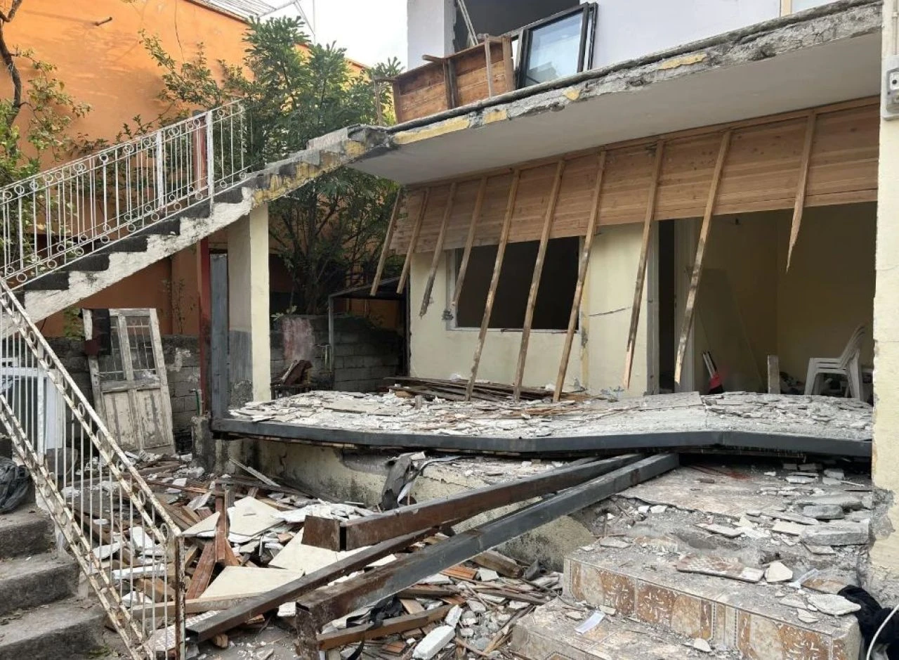 Hatay'da deprem hasarlı evin balkonu çöktü! Baba ve oğlu hayatını kaybetti  - 1. Resim