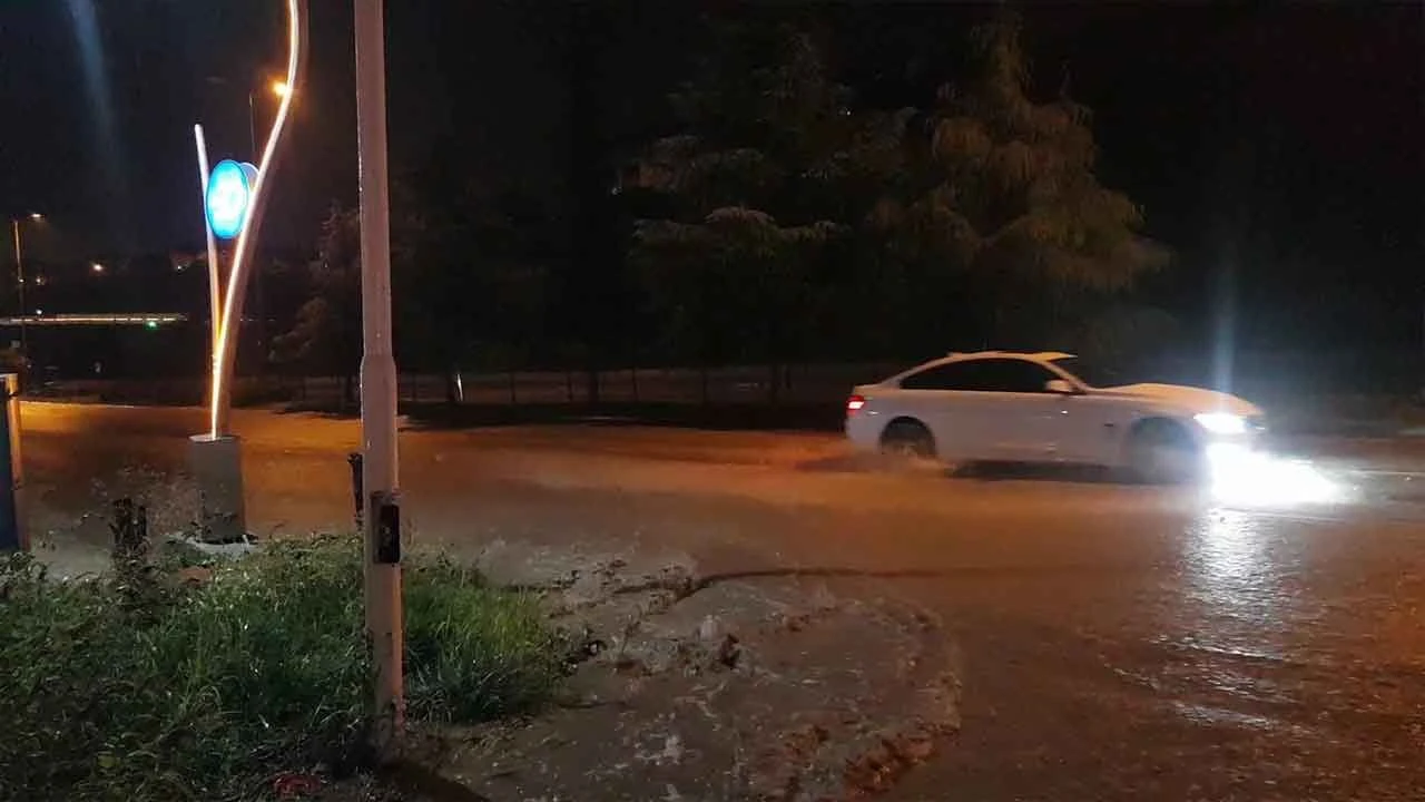 Metrekareye 24 kilogram yağış düştü, şehir göle döndü!