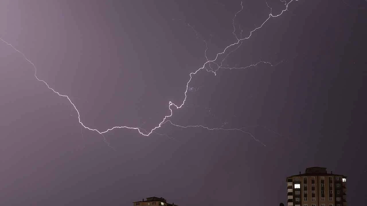 Şimşeklerin dansı gökyüzünde görsel şölen oluşturdu - 1. Resim