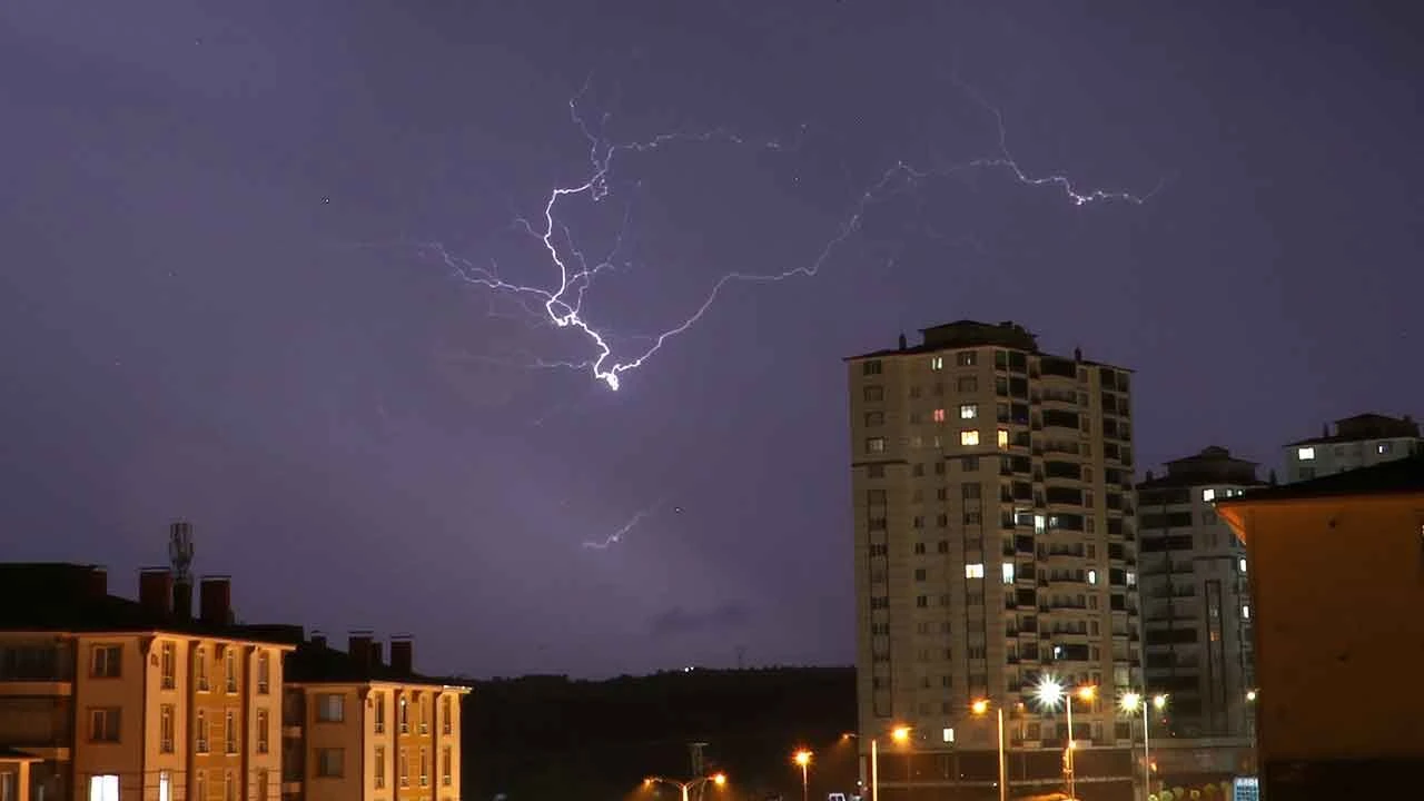 Şimşeklerin dansı gökyüzünde görsel şölen oluşturdu - 2. Resim