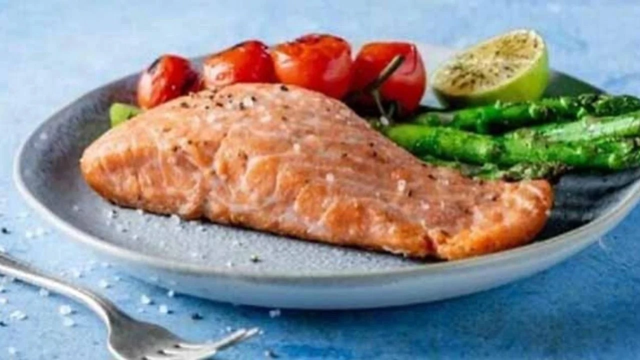 Somon yerken göz ardı edilen tehlike! Bu zararını duyan bir daha ağzına sürmüyor - 3. Resim