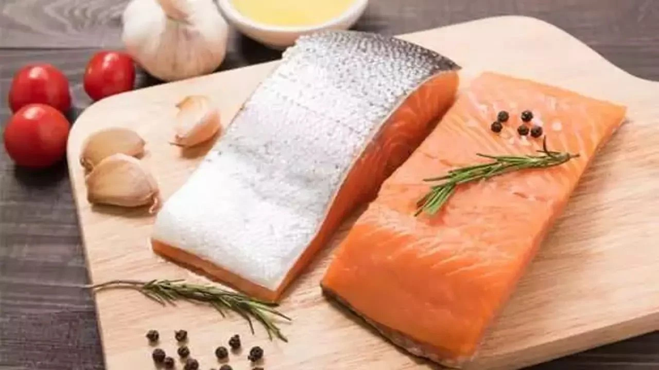 Somon yerken göz ardı edilen tehlike! Bu zararını duyan bir daha ağzına sürmüyor - 2. Resim