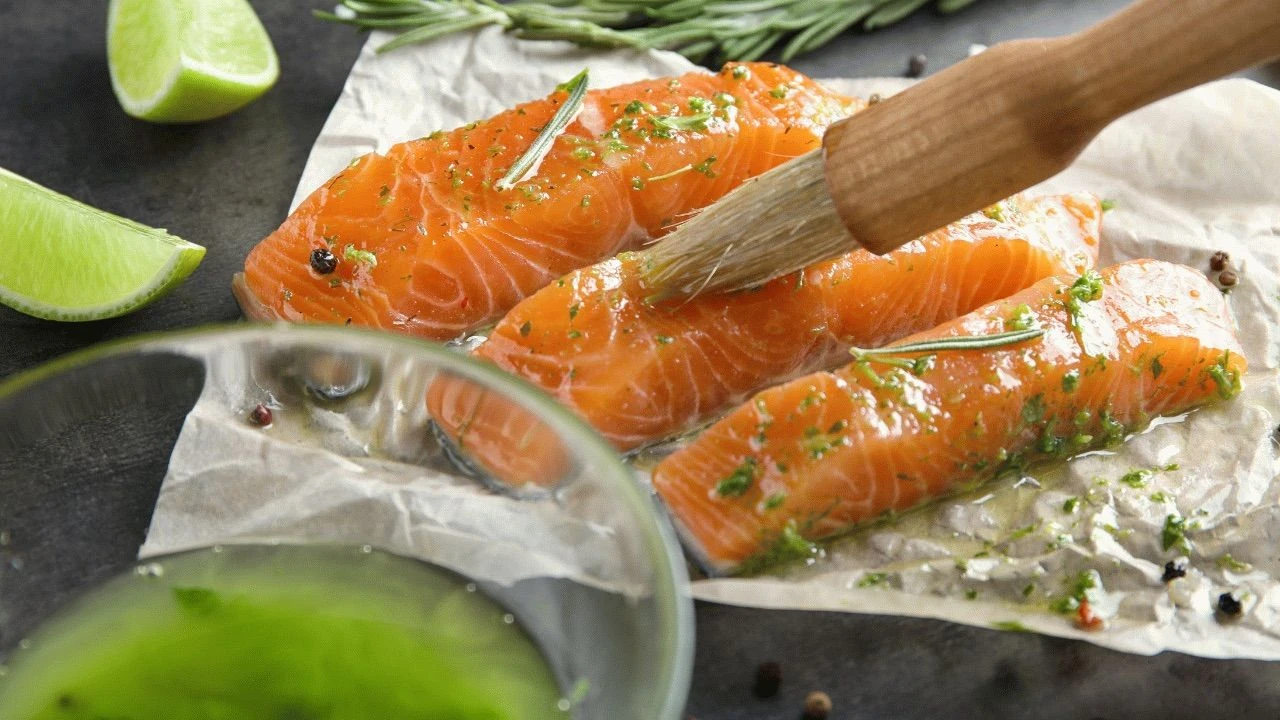 Somon yerken göz ardı edilen tehlike! Bu zararını duyan bir daha ağzına sürmüyor - 4. Resim