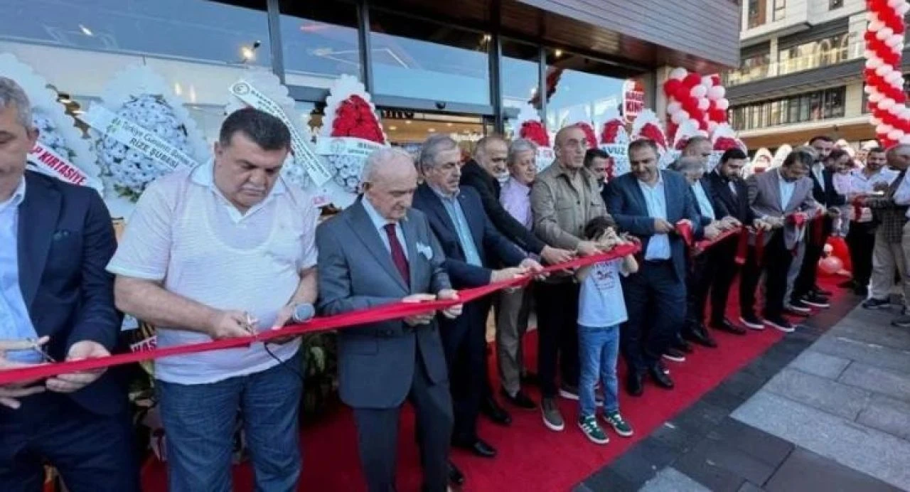 Son dakika | Rize'de boykot markanın açılışına katılan AK Parti'li İyidere Belediye Başkanı Saffet Mete disipline sevk edildi! - 1. Resim