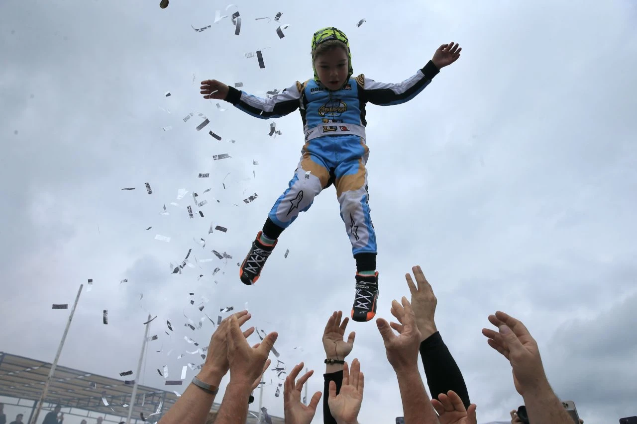 Zayn Sofuoğlu'nun ilk şampiyonluğu geldi! Baba Kenan Sofuoğlu sevinçten havalara uçurdu