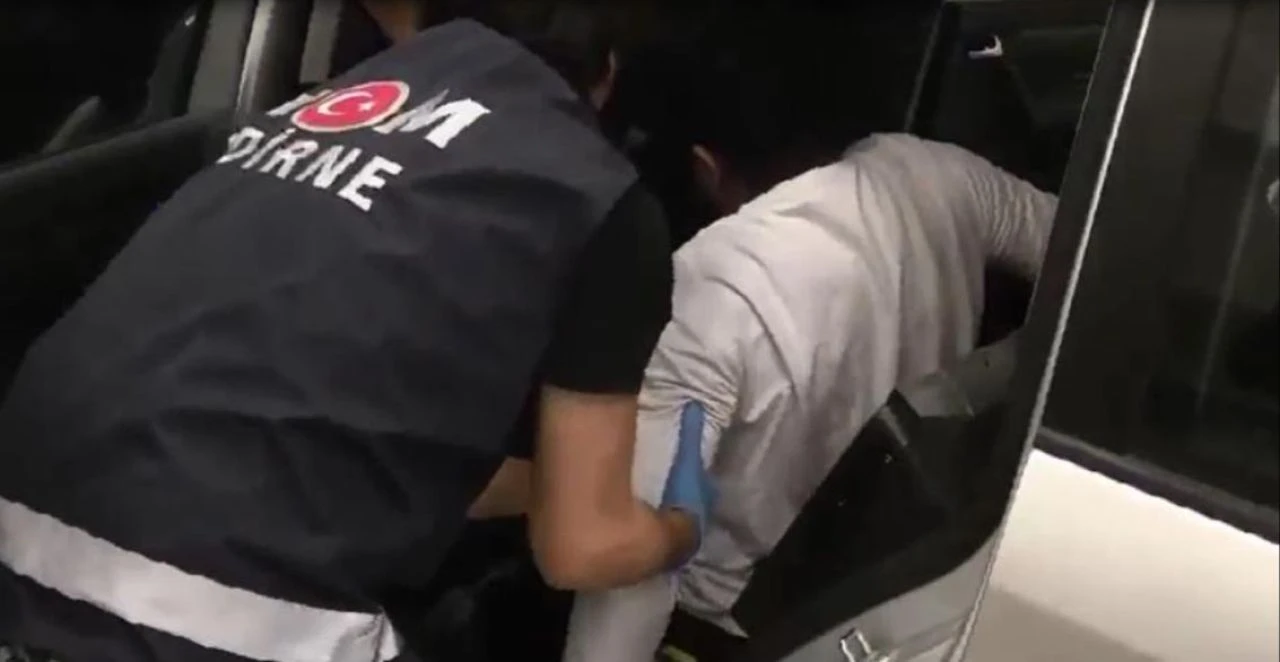 Böyle kaçakçılık görülmedi! Arabanın taban zula kısmından iki büklüm çıktılar  - 1. Resim