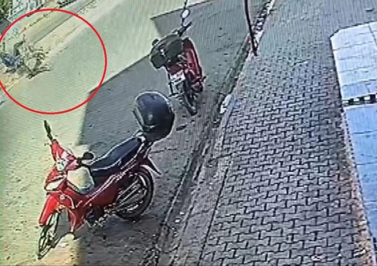 Hatay'da feci kaza! Motosikletin çarptığı yaşlı adam metrelerce savruldu