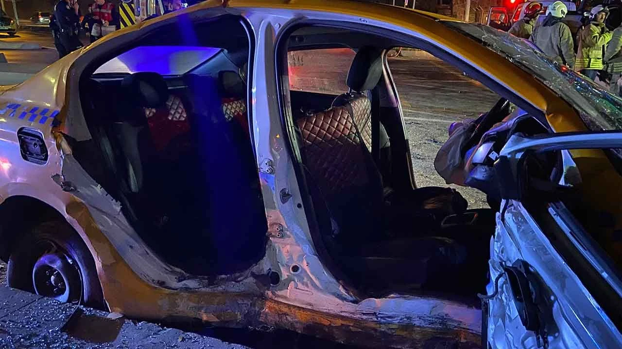 İstanbul'da taksi ile otomobil çarpıştı: 10 yaralı - 2. Resim
