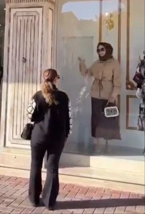 Kardeş Payı'ndaki o sahne gerçek oldu! Vitrinde canlı manken kullandılar