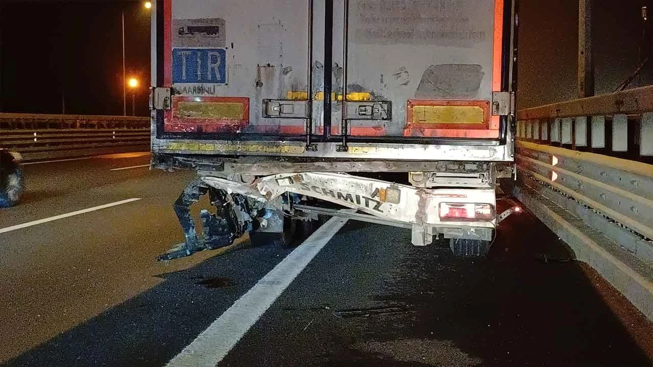 Otoyolda tıra arkadan çarpan otomobil hurdaya döndü: 4 yaralı