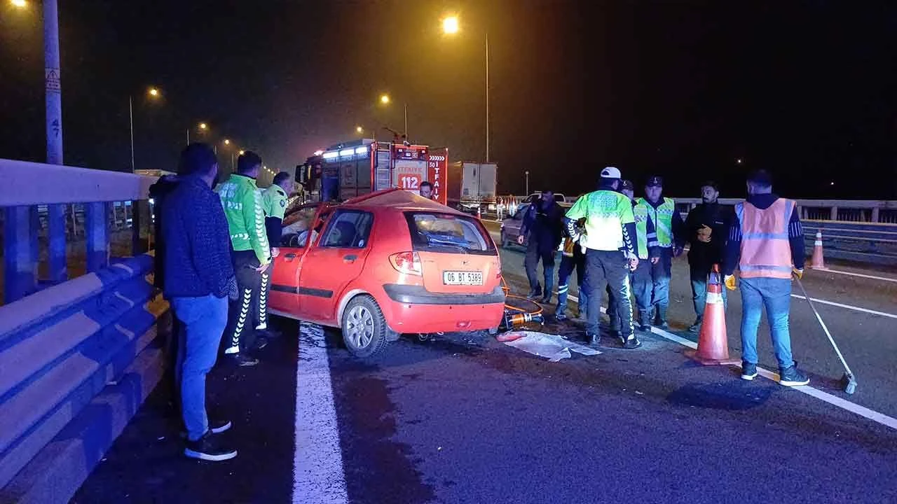 Otoyolda tıra arkadan çarpan otomobil hurdaya döndü: 4 yaralı