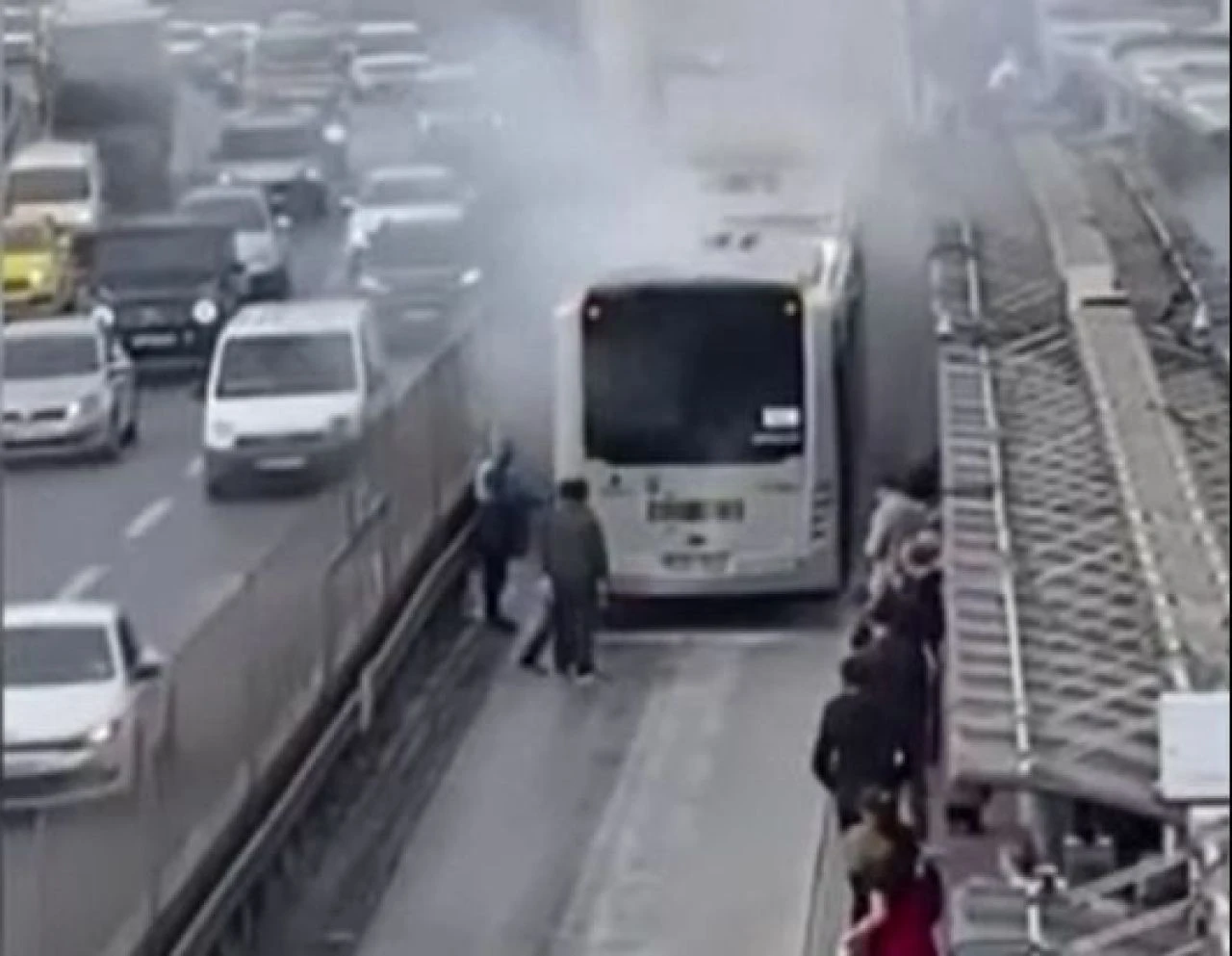 Sefaköy metrobüs durağında facianın eşiğinden dönüldü - 1. Resim