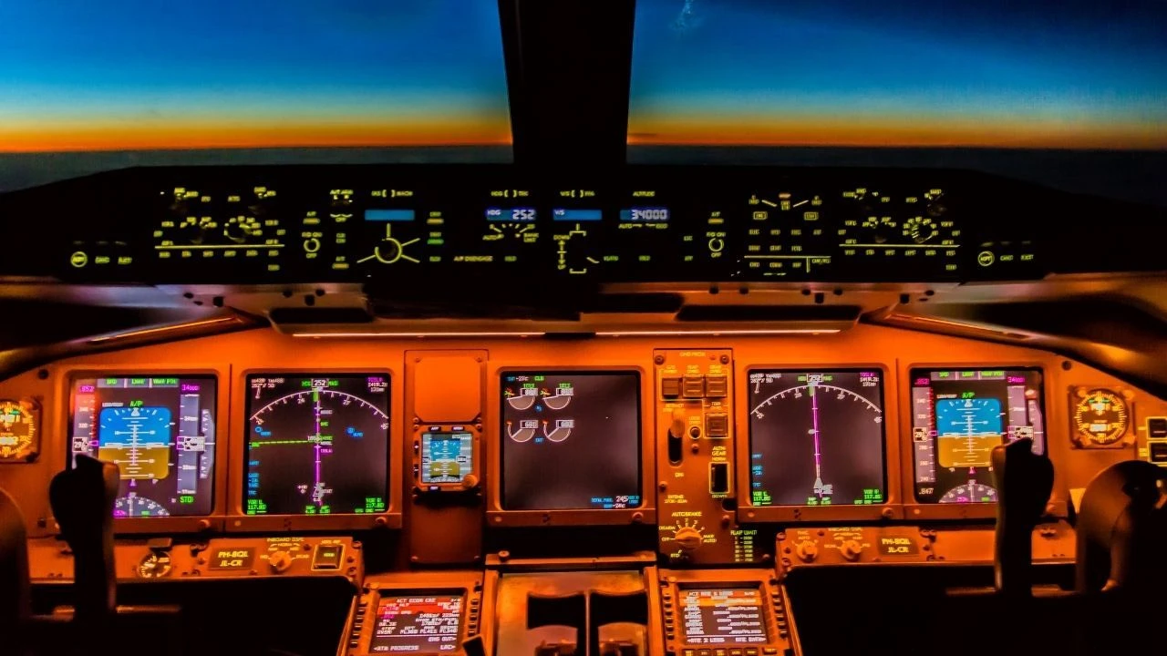 Uçakta 7700 kodunun anlamı acil iniş kararının ardından gündeme geldi