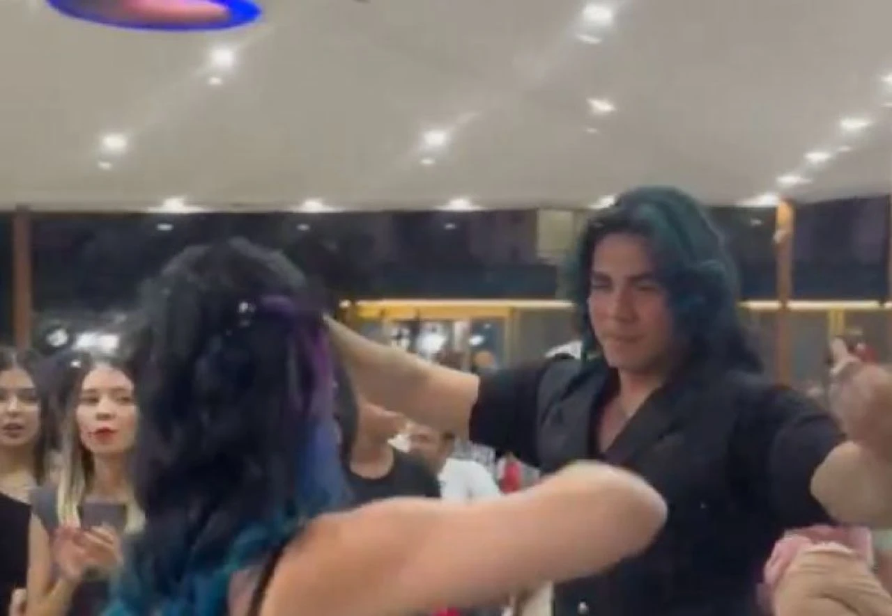 Amerikalı gotik gelinin düğündeki çiftetelli dansı sosyal medyada beğeni aldı - 1. Resim