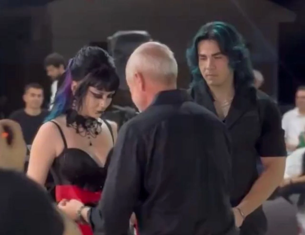 Amerikalı gotik gelinin düğündeki çiftetelli dansı sosyal medyada beğeni aldı - 2. Resim