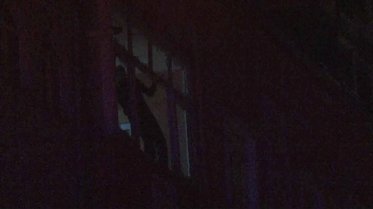 Eşinden ayrılan adam dehşet saçtı! Evi ateşe verip tüm eşyaları sokağa attı - 1. Resim