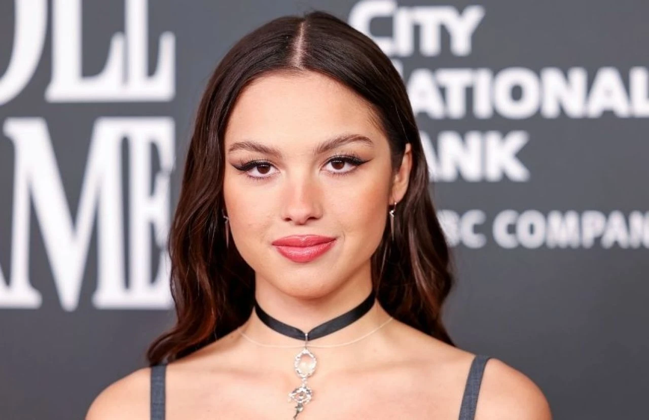 Konser sırasında ilginç kaza! Genç şarkıcı sahnedeki deliğe düştü - 2. Resim