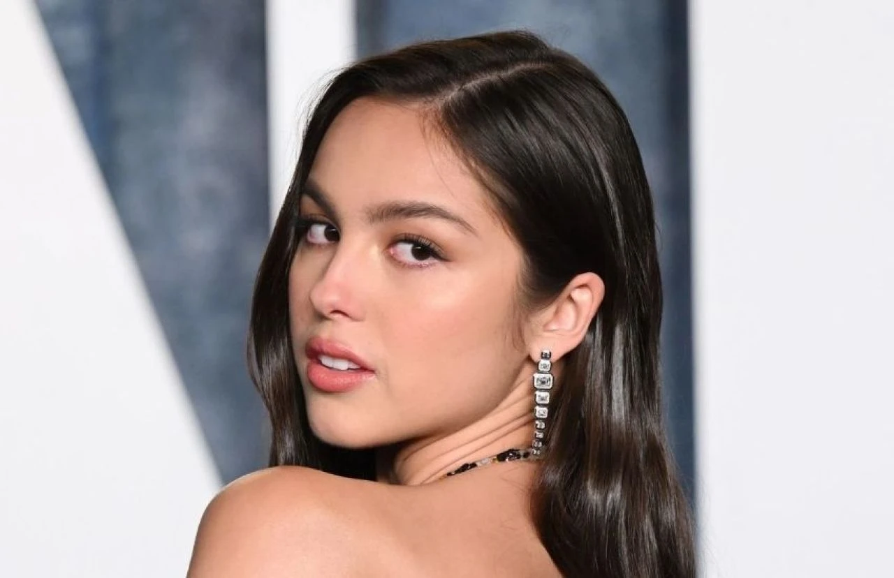 Konser sırasında ilginç kaza! Genç şarkıcı sahnedeki deliğe düştü - 3. Resim