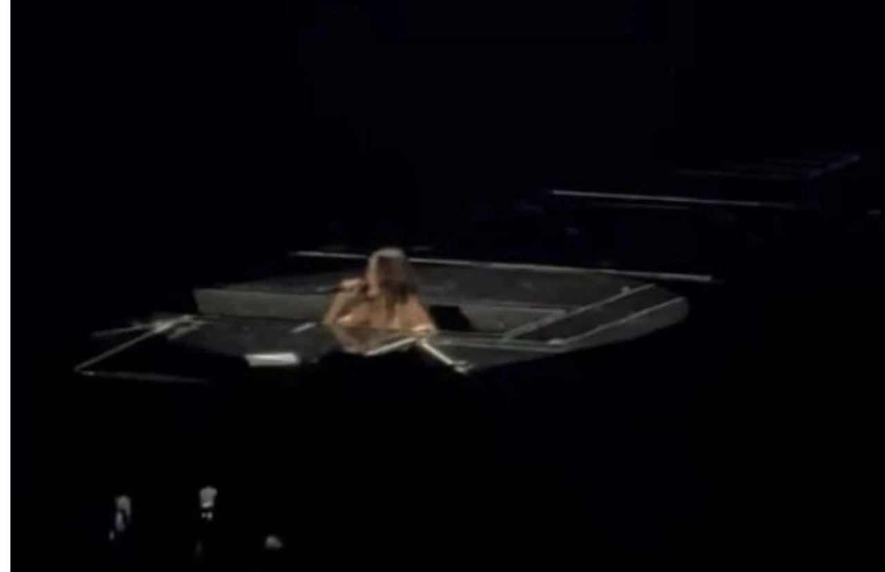 Konser sırasında ilginç kaza! Genç şarkıcı sahnedeki deliğe düştü - 1. Resim