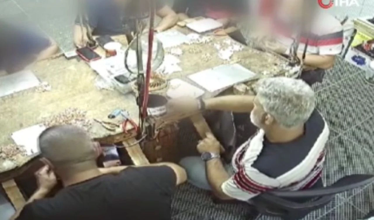 Kuyumcu kamera kayıtlarını izleyince şoke oldu! 7 kilo altını böyle çaldılar!