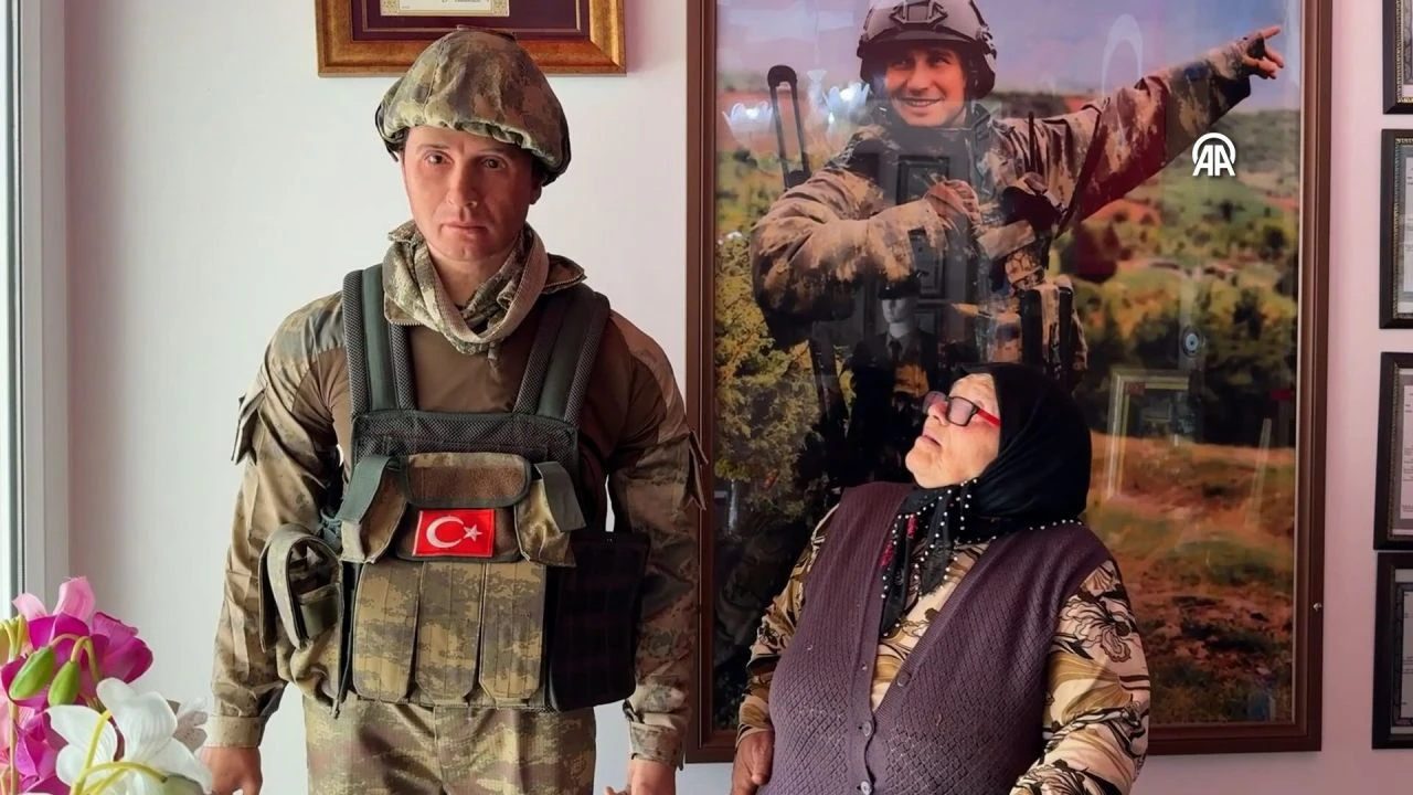 Şehidin annesi oğlunun balmumu heykeli konuşarak özlem gideriyor: "Bana ses vermiyor"