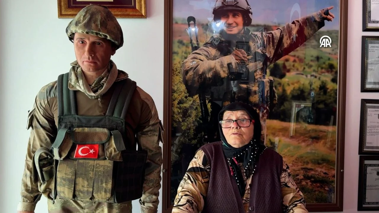 Şehidin annesi oğlunun balmumu heykeli konuşarak özlem gideriyor: "Bana ses vermiyor"
